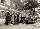 Familienfoto mit Auto-Steyr 530 und Hund vorm Bauernhof um 1948